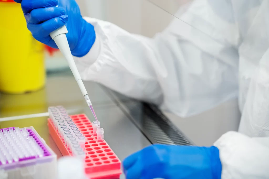 Campione di rifiuto speciale in analisi di laboratorio per la classificazione EER e verifica della pericolosità