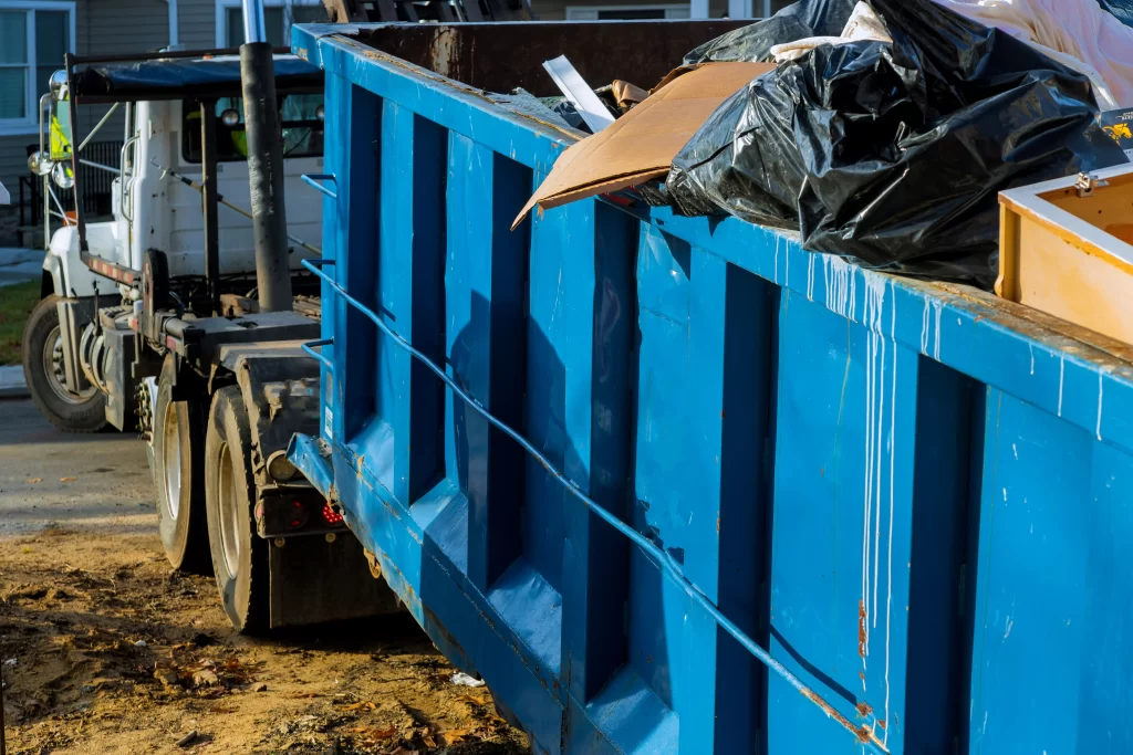Mezzo autorizzato Ecoservizi durante il ritiro di rifiuti speciali industriali a Torino